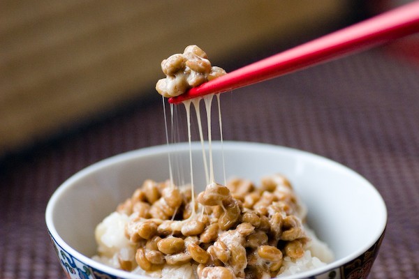 Đậu Natto (Nhật Bản): Có mùi tất bẩn đẫm mồ hôi nhưng món đậu lên men này lại rất phổ biến ở Nhật Bản và được ăn kèm cơm, súp, sushi, mì... Với những người lần đầu thử đậu Natto, món  đặc sản bốc mùi này khó lòng nằm trong danh sách nên thử. Ảnh: Meguminatto.wordpress.